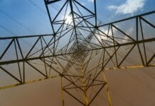 Zrób to sam: kinkiet ścienny z drewna i metalu