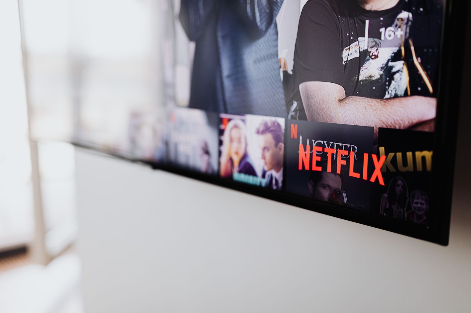 Ekran smart TV z włączonym Netflixem w nowoczesnym salonie