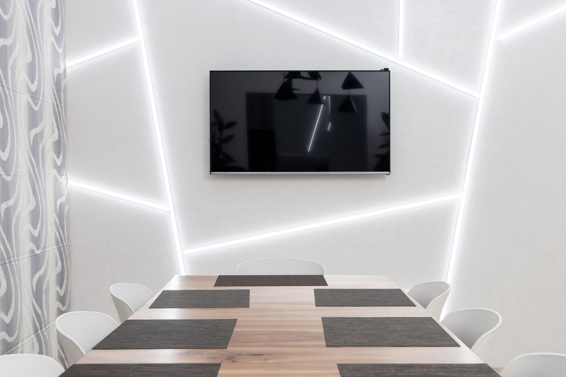 Nowoczesny salon z geometrycznymi lampami i wyłączonym telewizorem