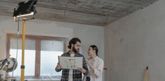 Para ogląda plan instalacji w remontowanym mieszkaniu smart home