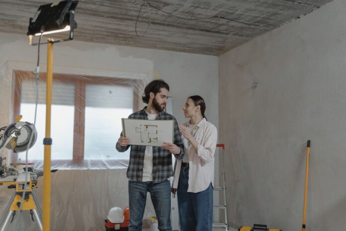 Para ogląda plan instalacji w remontowanym mieszkaniu smart home