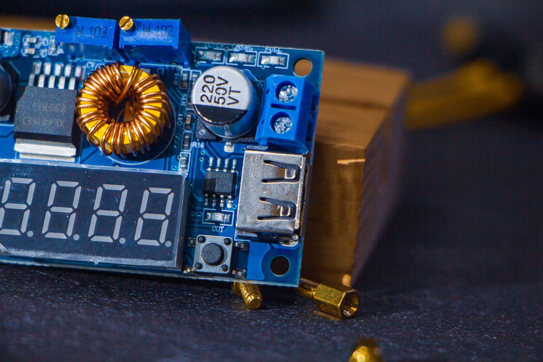 Zbliżenie na niebieską płytkę PCB z podzespołami i portem USB