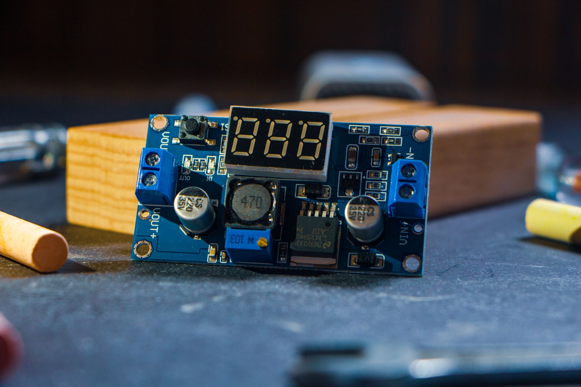 Zbliżenie na płytkę z układem elektronicznym i świecącym wyświetlaczem LED