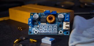 Zbliżenie płytki zasilacza LED z układami elektronicznymi na ciemnym tle