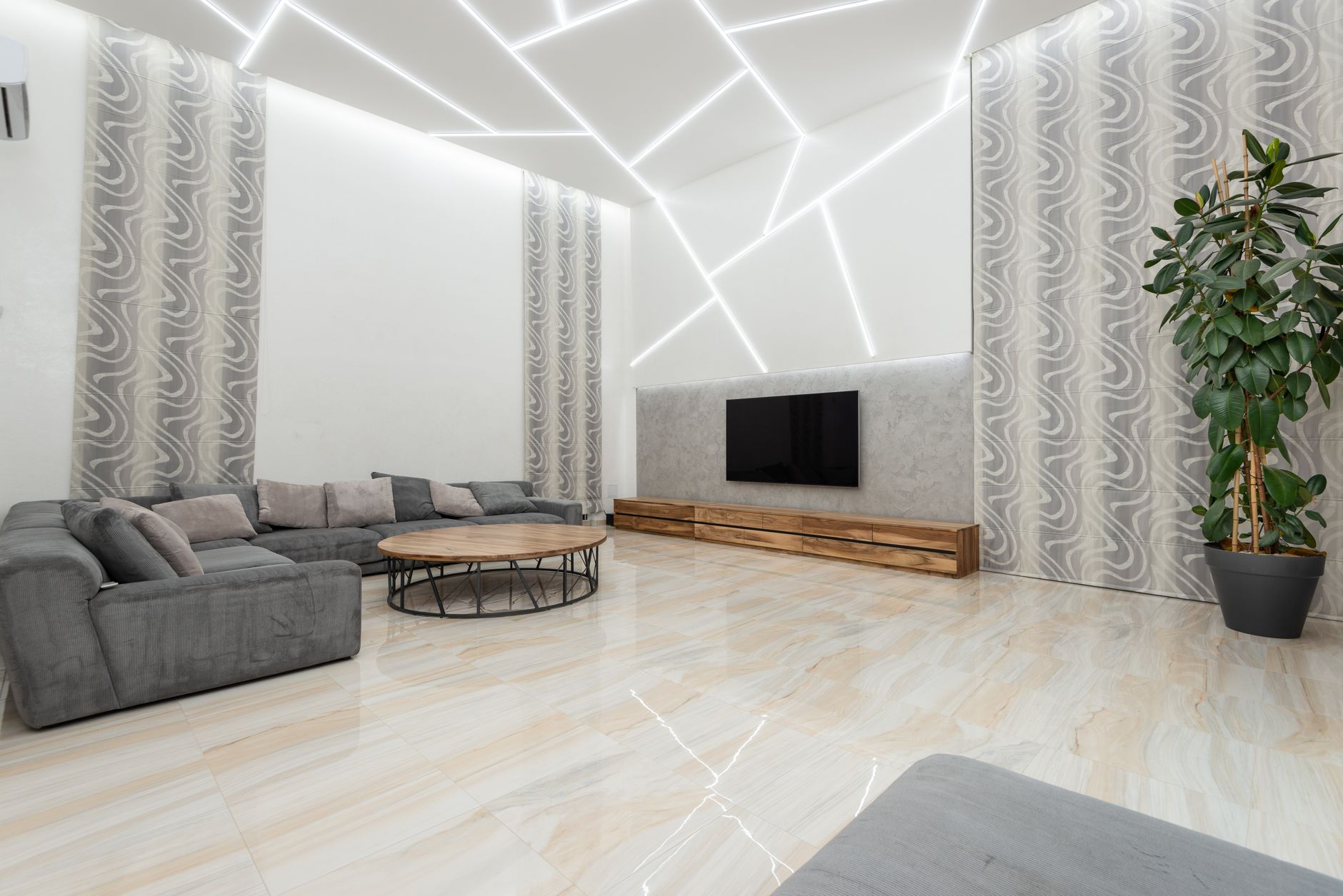 Nowoczesny, przestronny salon z dużą sofą i jasnymi ścianami