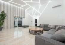 Przytulny salon z narożnikiem i okrągłym drewnianym stolikiem
