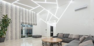 Przytulny salon z narożnikiem i okrągłym drewnianym stolikiem