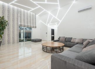 Przytulny salon z narożnikiem i okrągłym drewnianym stolikiem