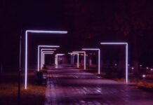 Lampy zewnętrzne z czujnikiem zmierzchu i ruchu: zasady montażu i regulacji
