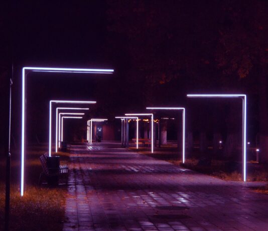 Lampy zewnętrzne z czujnikiem zmierzchu i ruchu: zasady montażu i regulacji
