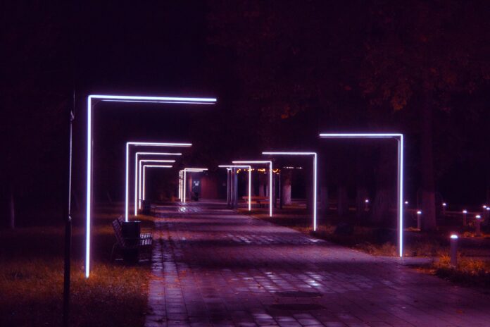Lampy zewnętrzne z czujnikiem zmierzchu i ruchu: zasady montażu i regulacji