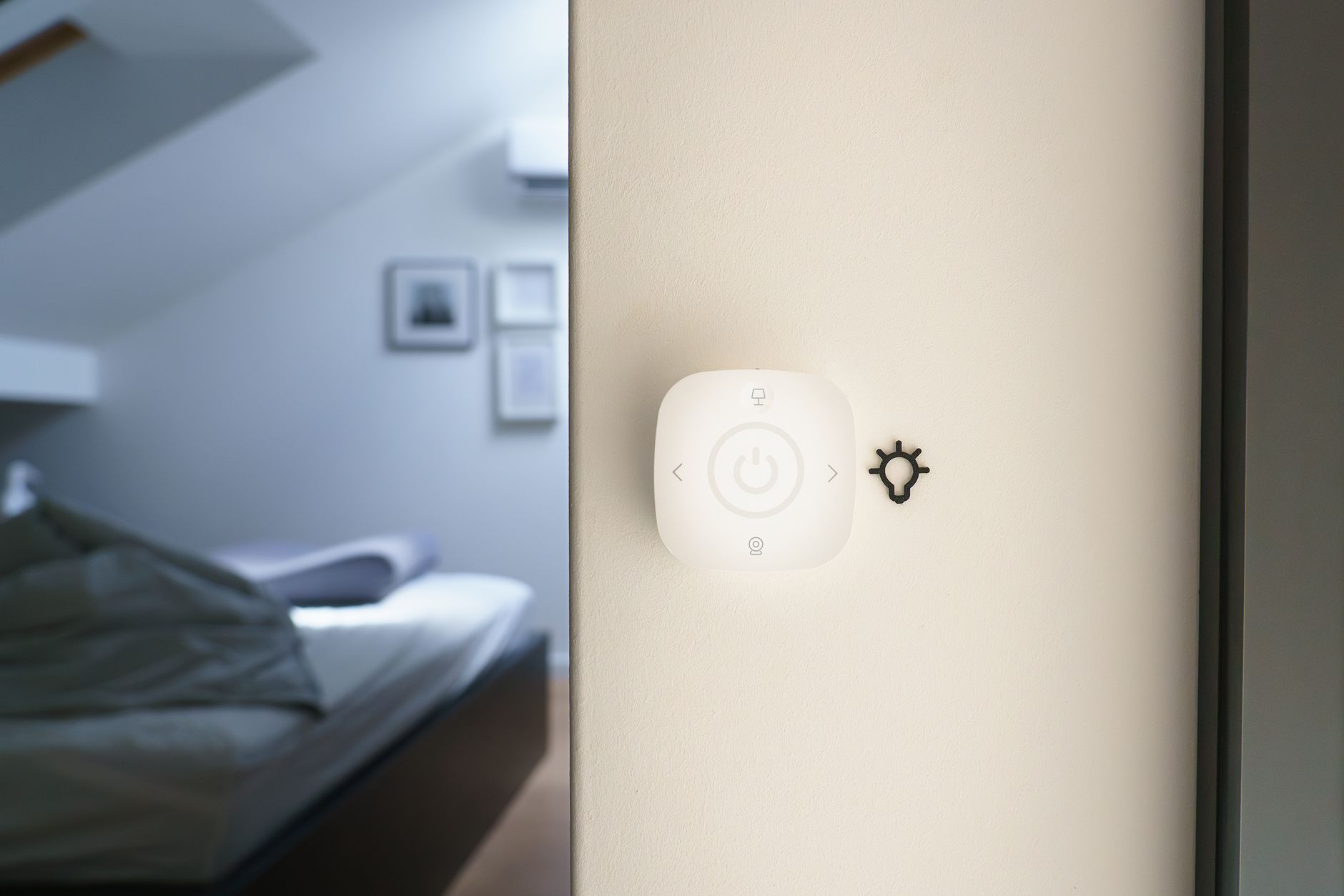Minimalistyczna sypialnia z dotykowym włącznikiem smart home na ścianie